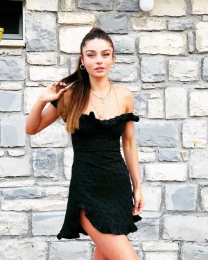 Ayça Ayşin Turan Instagram - Dün gece heyecanımıza ortak olduğunuz için tüm izleyicilerimize çoook teşekkkürler 😍❤️ Benim hala kalbim güm güm 😬 aynı heyecanla biz çalışmaya devam, İzmir’den kocaman sevgiler ♥️♥️
Veee İstanbul’dan imdadıma yetişerek bu güzel kıyafeti hazırlayan @nilayko çook çoook teşekkür ederim. 
Ve tabii ki canım @gozdeyilmaz 
Sizi çok seviyorum, iyi ki varsınız
❤️💫🍀