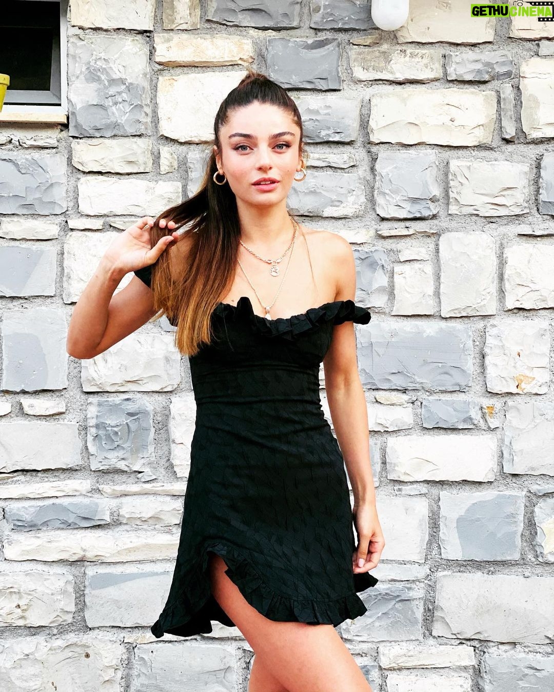 Ayça Ayşin Turan - 628.9K Likes - Dün gece heyecanımıza ortak olduğunuz için tüm izleyicilerimize çoook teşekkkürler 😍❤️ Benim hala kalbim güm güm 😬 aynı heyecanla biz çalışmaya devam, İzmir’den kocaman sevgiler ♥️♥️
Veee İstanbul’dan imdadıma yetişerek bu güzel kıyafeti hazırlayan @nilayko çook çoook teşekkür ederim.
Ve tabii ki canım @gozdeyilmaz
Sizi çok seviyorum, iyi ki varsınız
❤️💫🍀