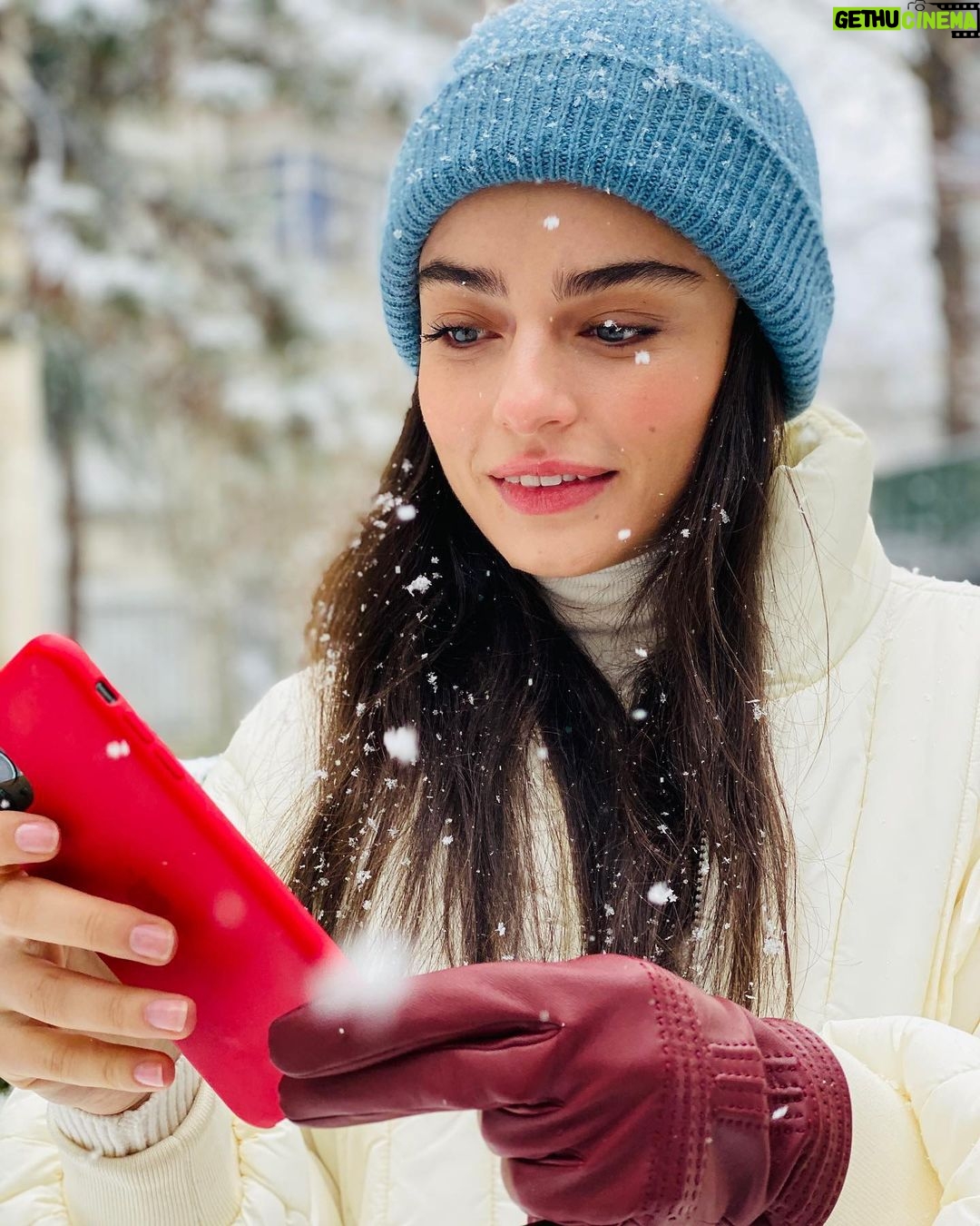 Ayça Ayşin Turan - 825.7K Likes - Küçükken ellerim soğuktan sızlasa da karla oynamaya devam etmek için inat edenlerdendim🤓⛄️ bugün de tadını çıkarmayalım mı yani 😏🥳🤍 #yaşasınkaryağdı❄️☃️