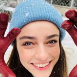 Ayça Ayşin Turan Instagram – Küçükken ellerim soğuktan sızlasa da karla oynamaya devam etmek için inat edenlerdendim🤓⛄️ bugün de tadını çıkarmayalım mı yani 😏🥳🤍 #yaşasınkaryağdı❄️☃️