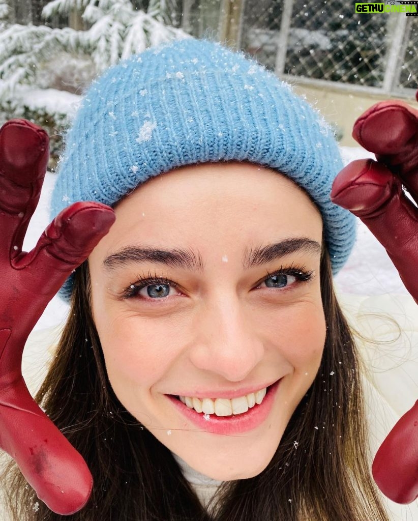 Ayça Ayşin Turan Instagram - Küçükken ellerim soğuktan sızlasa da karla oynamaya devam etmek için inat edenlerdendim🤓⛄️ bugün de tadını çıkarmayalım mı yani 😏🥳🤍 #yaşasınkaryağdı❄️☃️