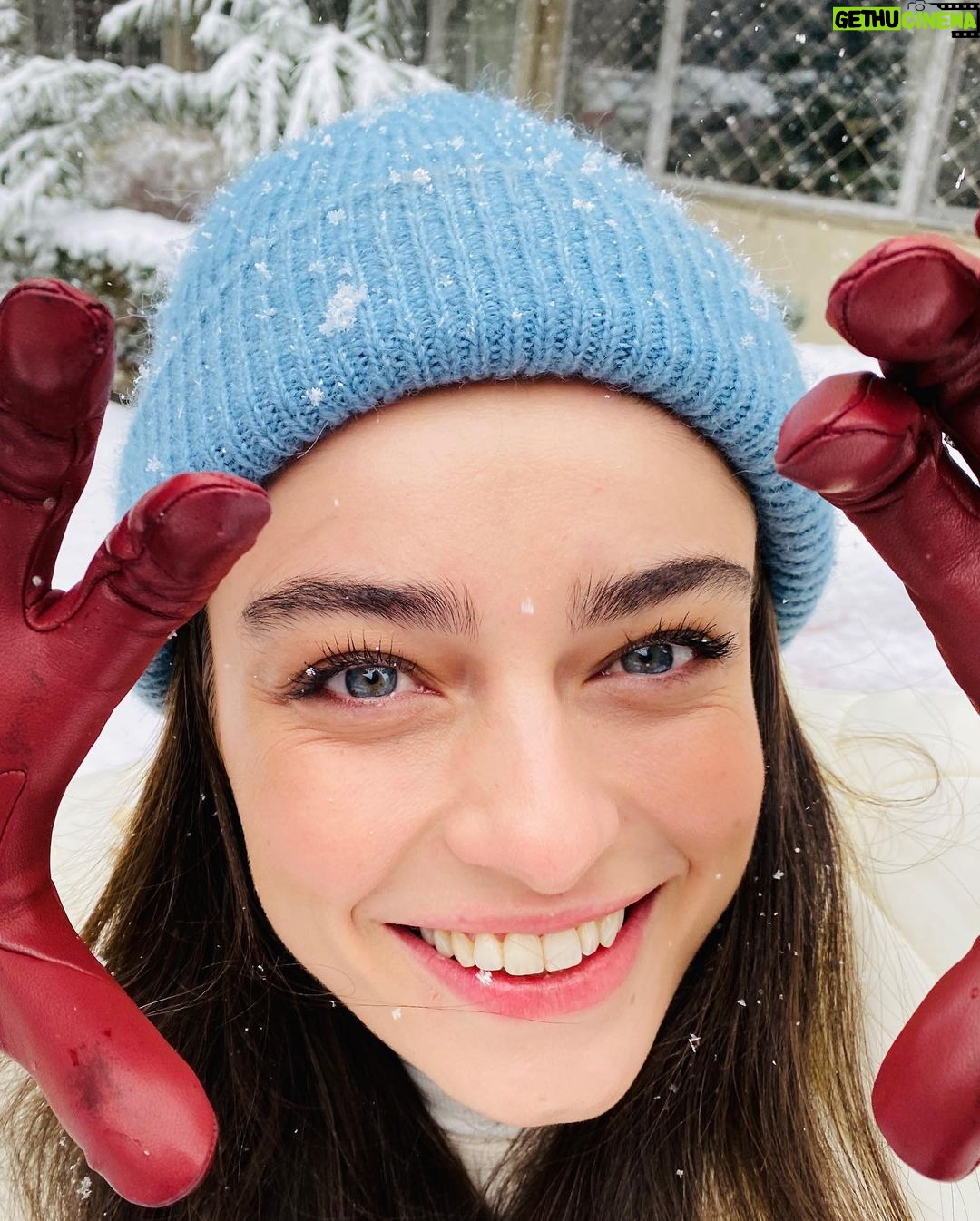 Ayça Ayşin Turan - 825.7K Likes - Küçükken ellerim soğuktan sızlasa da karla oynamaya devam etmek için inat edenlerdendim🤓⛄️ bugün de tadını çıkarmayalım mı yani 😏🥳🤍 #yaşasınkaryağdı❄️☃️