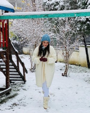 Ayça Ayşin Turan Instagram - Küçükken ellerim soğuktan sızlasa da karla oynamaya devam etmek için inat edenlerdendim🤓⛄️ bugün de tadını çıkarmayalım mı yani 😏🥳🤍 #yaşasınkaryağdı❄️☃️