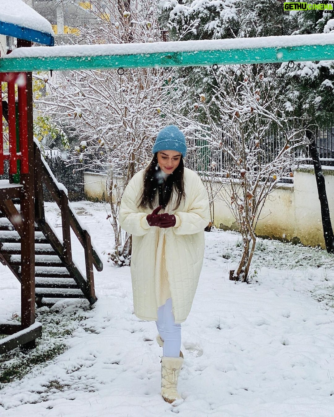 Ayça Ayşin Turan - 825.7K Likes - Küçükken ellerim soğuktan sızlasa da karla oynamaya devam etmek için inat edenlerdendim🤓⛄️ bugün de tadını çıkarmayalım mı yani 😏🥳🤍 #yaşasınkaryağdı❄️☃️