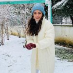 Ayça Ayşin Turan Instagram – Küçükken ellerim soğuktan sızlasa da karla oynamaya devam etmek için inat edenlerdendim🤓⛄️ bugün de tadını çıkarmayalım mı yani 😏🥳🤍 #yaşasınkaryağdı❄️☃️