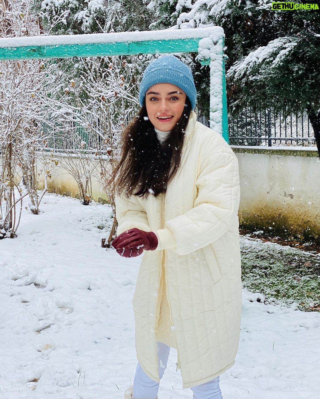 Ayça Ayşin Turan - 825.7K Likes - Küçükken ellerim soğuktan sızlasa da karla oynamaya devam etmek için inat edenlerdendim🤓⛄️ bugün de tadını çıkarmayalım mı yani 😏🥳🤍 #yaşasınkaryağdı❄️☃️