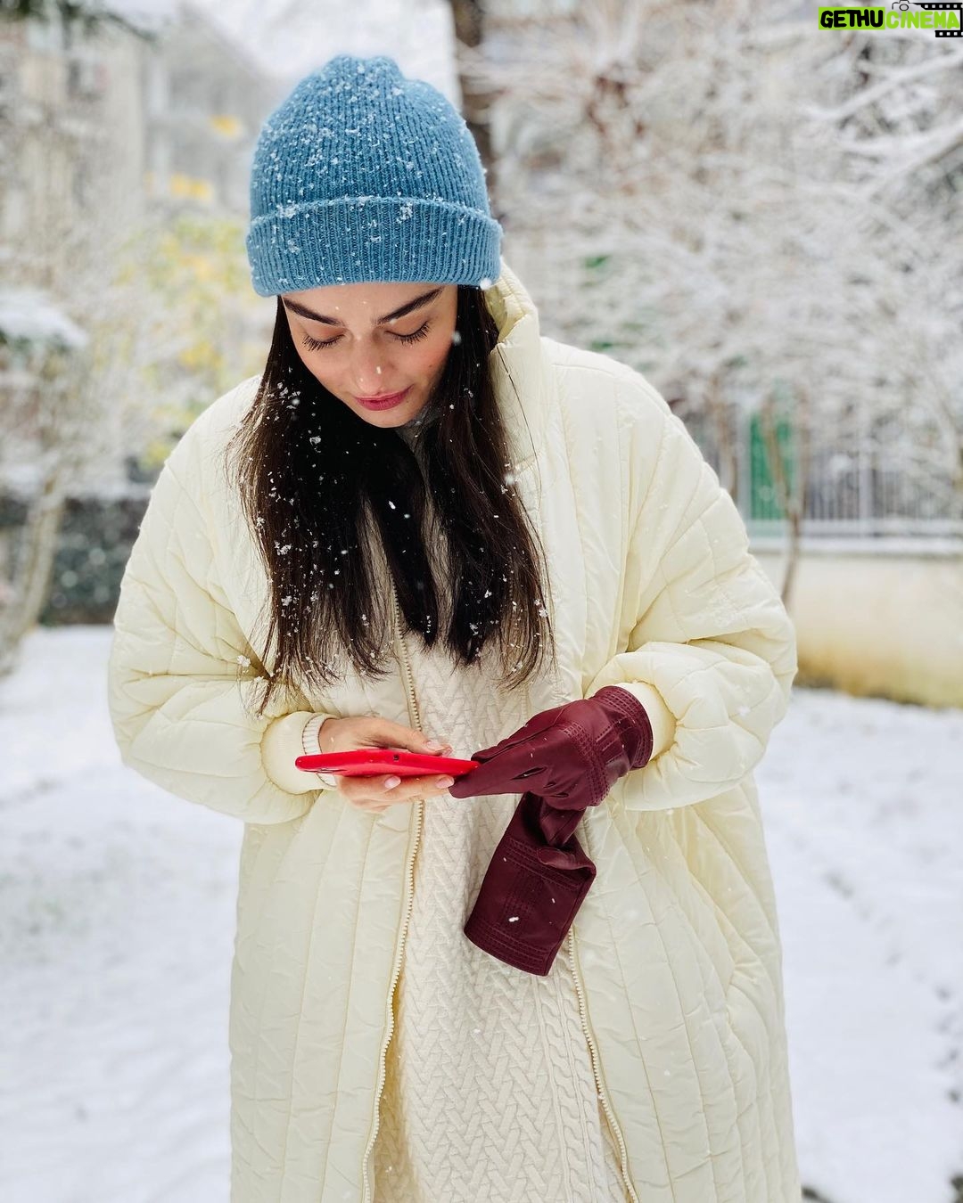 Ayça Ayşin Turan - 825.7K Likes - Küçükken ellerim soğuktan sızlasa da karla oynamaya devam etmek için inat edenlerdendim🤓⛄️ bugün de tadını çıkarmayalım mı yani 😏🥳🤍 #yaşasınkaryağdı❄️☃️