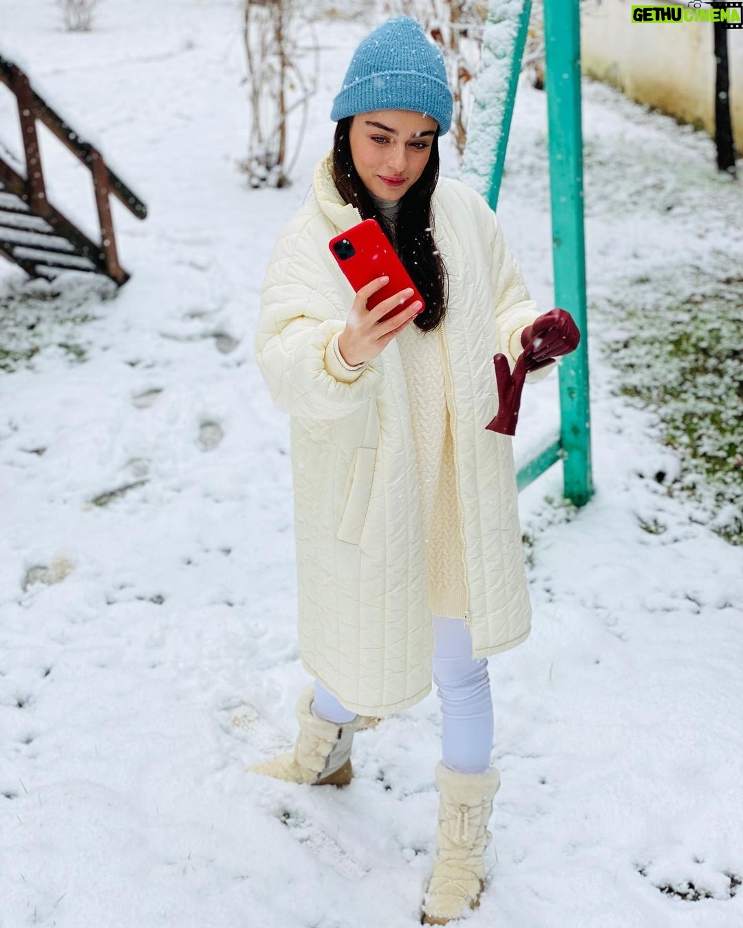 Ayça Ayşin Turan - 825.7K Likes - Küçükken ellerim soğuktan sızlasa da karla oynamaya devam etmek için inat edenlerdendim🤓⛄️ bugün de tadını çıkarmayalım mı yani 😏🥳🤍 #yaşasınkaryağdı❄️☃️