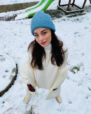 Ayça Ayşin Turan Instagram - Küçükken ellerim soğuktan sızlasa da karla oynamaya devam etmek için inat edenlerdendim🤓⛄️ bugün de tadını çıkarmayalım mı yani 😏🥳🤍 #yaşasınkaryağdı❄️☃️