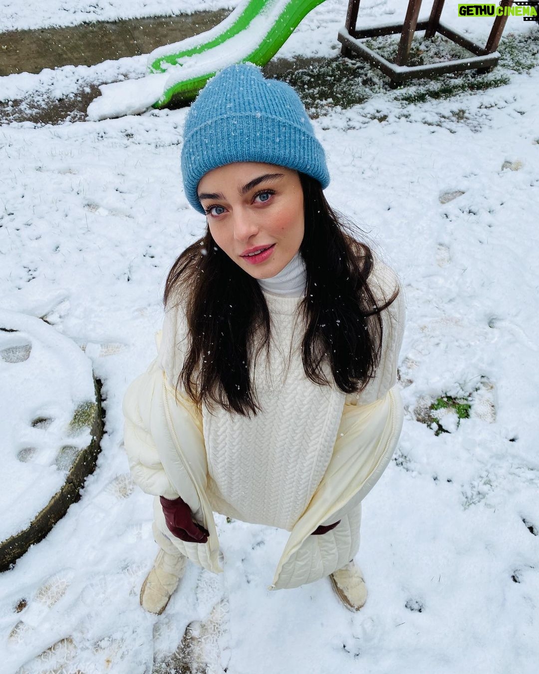 Ayça Ayşin Turan - 825.7K Likes - Küçükken ellerim soğuktan sızlasa da karla oynamaya devam etmek için inat edenlerdendim🤓⛄️ bugün de tadını çıkarmayalım mı yani 😏🥳🤍 #yaşasınkaryağdı❄️☃️