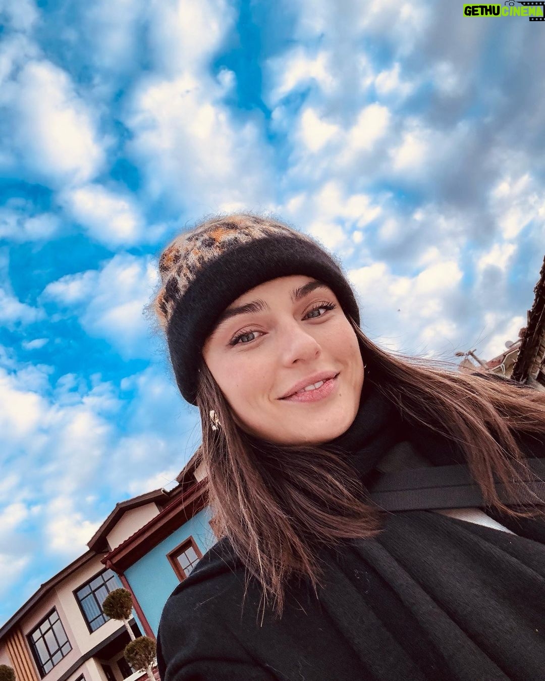Ayça Ayşin Turan Instagram - Bulutların güzelliğini sizinle paylaşmak için kendimi harcamısımdır🐰🐰🐰