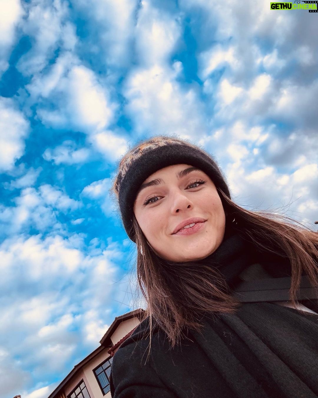 Ayça Ayşin Turan Instagram - Bulutların güzelliğini sizinle paylaşmak için kendimi harcamısımdır🐰🐰🐰