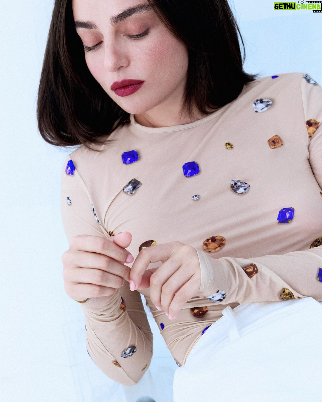 Ayça Ayşin Turan Instagram - @vogueturkiye 🙆🏻♀️♥️ Genel Yayın Yönetmeni: @debora_zakuto
Moda Editörü: @cerencetinoglu
Video: @batuhankucam
Fotoğraf: @memeterol
Röportaj: @ilgokirmakli
Saç: @talatkivrak
Makyaj: @aslibilge
Prop Styling: @dilarayilmazco
Prodüksiyon: @bihterneymen;
Moda Editörü Asistanı: @ebrukboyaci
Prop Styling Asistanı: Doğa Yeşil
Makyaj Asistanı: @belizar