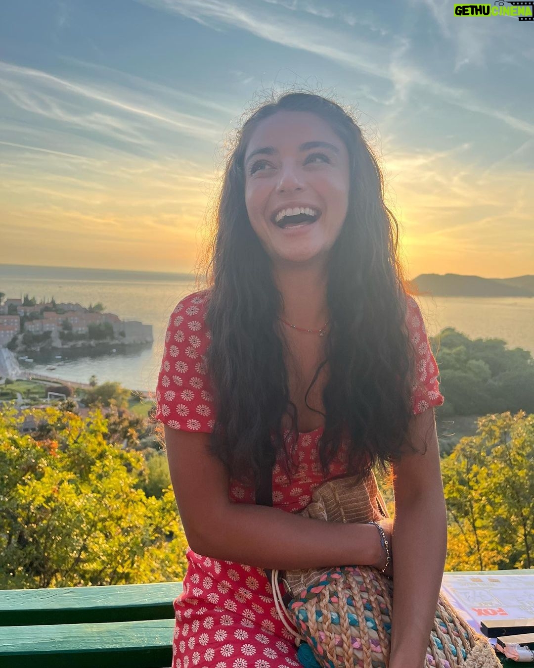 Ayça Ayşin Turan Instagram - Sevda ben bu arada 🍇❤️