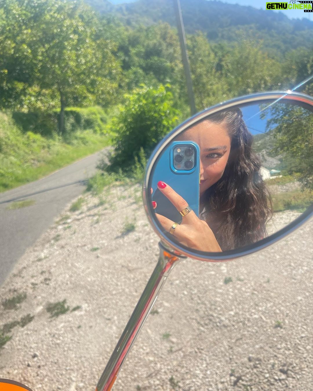 Ayça Ayşin Turan Instagram - Sevda ben bu arada 🍇❤️