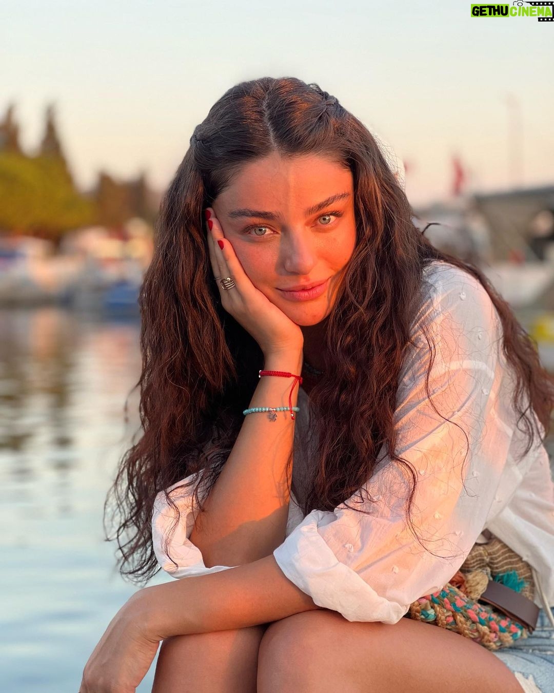 Ayça Ayşin Turan Instagram - Sevda ben bu arada 🍇❤️