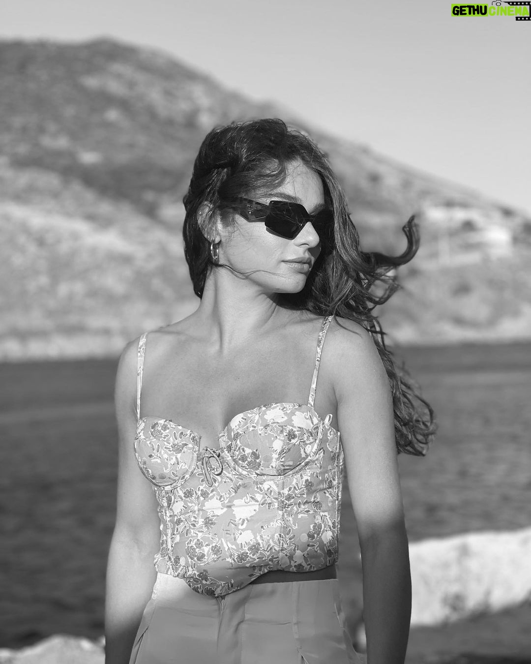 Ayça Ayşin Turan Instagram - Sahra’nın da olmasın mıydı bi siyah beyaz postu 🤫🫠🖤 İyi pazarlar 🌸🤓 #Senİnandır 🎬🍿