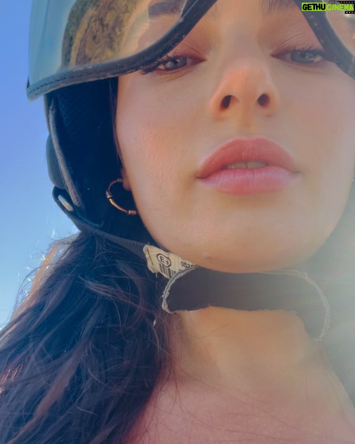 Ayça Ayşin Turan Instagram - Yaa ben aşırı heyecanlıyımm… hemen yarın olsunn 🎊 Filmden önce, (tabii ki spoiler vermeden) setten bir kaç an sizlere… hazırsanız buyrun 😋 10’uncu posta dikkat 😅 @ekocofficial @muratsaracoglu @evrenkarabyk @armanguvenc @netflixturkiye ♥️