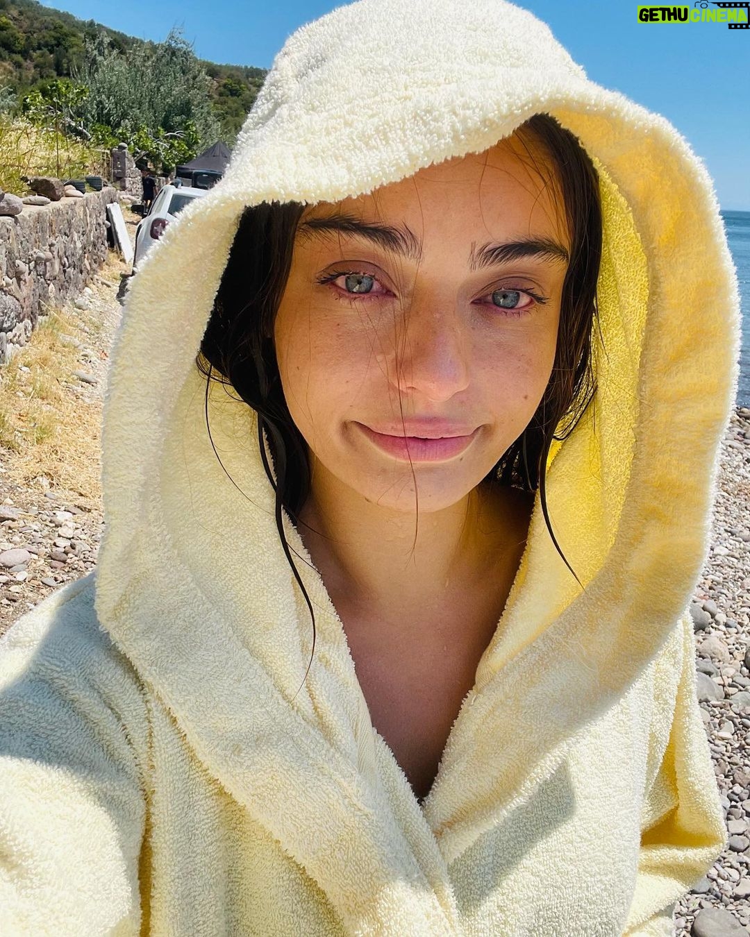 Ayça Ayşin Turan Instagram - Yaa ben aşırı heyecanlıyımm… hemen yarın olsunn 🎊 Filmden önce, (tabii ki spoiler vermeden) setten bir kaç an sizlere… hazırsanız buyrun 😋 10’uncu posta dikkat 😅 @ekocofficial @muratsaracoglu @evrenkarabyk @armanguvenc @netflixturkiye ♥️