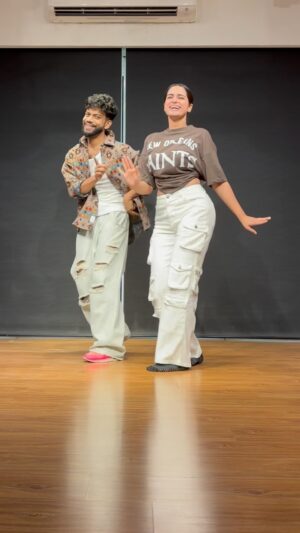 Ayesha Khan Instagram - Ud gaye tote!!! 🦜🦜
.
.
Location - @tangerineartsstudio 
DC- @shazebsheikh 
.
.
#shazebsheikhchoreography #dancereels #choreography#reelsinstagram #foryou