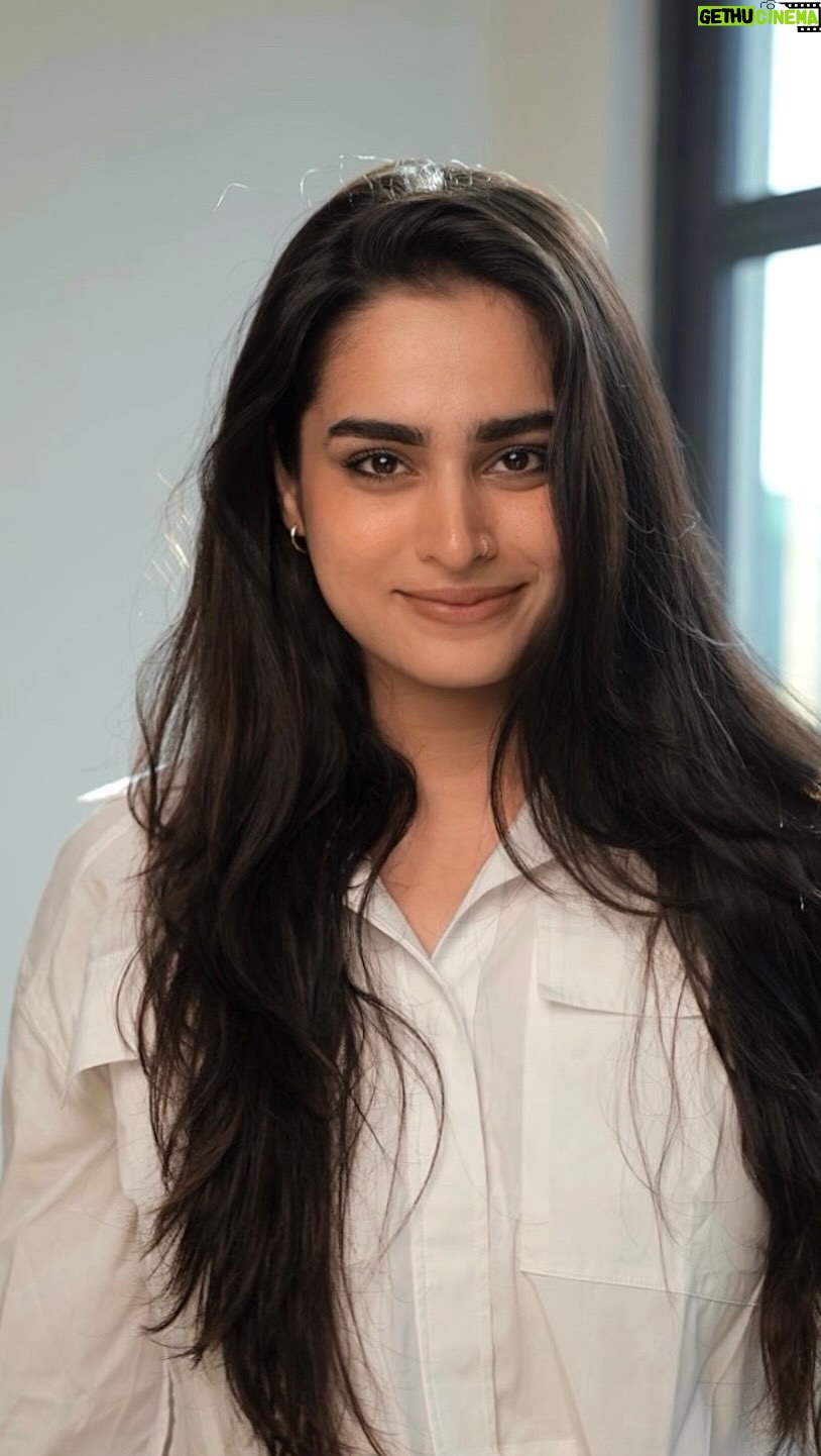 Ayesha Khan Instagram - I recently tried this hair masque from @lovebeautyandplanet_in which actually works in just 2 minutes! It contains argan & organic coconut oil, which helps tame frizz, and the lavender in it makes my hair smell so GOOD all day long. 🥰💜 Love my soft and frizz-free hair! #Ad #lovebeautyandplanet #haircare #arganmasque #frizzfreehair #vegan #haircareroutine #ayeshakhan #ayeshaans