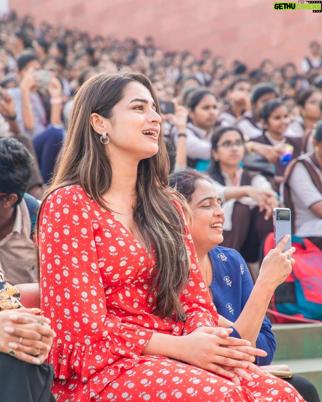 Ayesha Khan Instagram - Your response made our hearts full VVIT college❤️ #mukhachitram #december9
