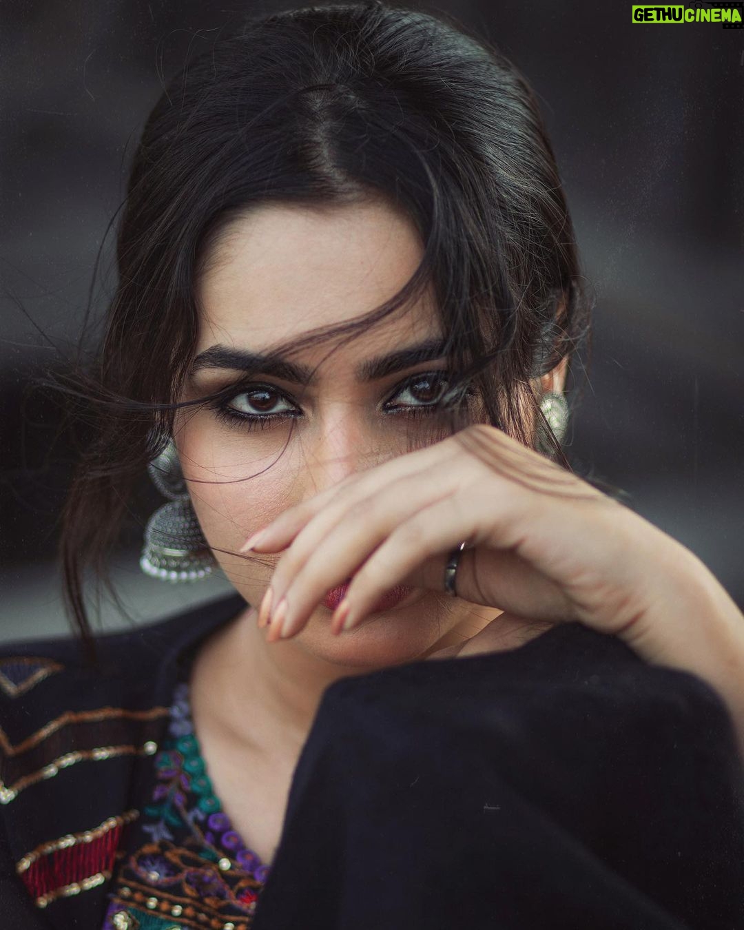 Ayesha Khan Instagram - मैं तेरे बाद कोई तेरे जैसा ढूँढता हूँ, जो बेवफ़ाई करे और बेवफ़ा ना लगे। PC- @theoutcastsoul