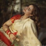 Ayesha Khan Instagram - कहती है इश्क़ दुनिया जिसे , मेरी जान- ए- मन, इस एक लफ़्ज़ में ही छुपी कायनात है. 📷- @theoutcastsoul