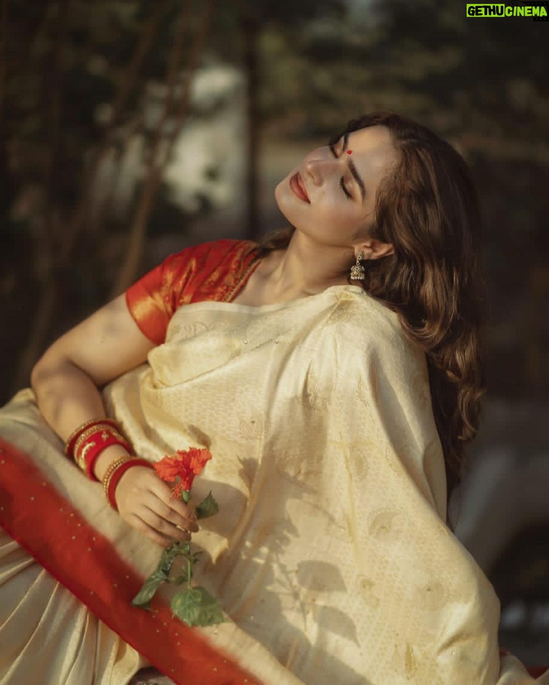 Ayesha Khan Instagram - कहती है इश्क़ दुनिया जिसे , मेरी जान- ए- मन, इस एक लफ़्ज़ में ही छुपी कायनात है. 📷- @theoutcastsoul