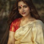 Ayesha Khan Instagram - कहती है इश्क़ दुनिया जिसे , मेरी जान- ए- मन, इस एक लफ़्ज़ में ही छुपी कायनात है. 📷- @theoutcastsoul