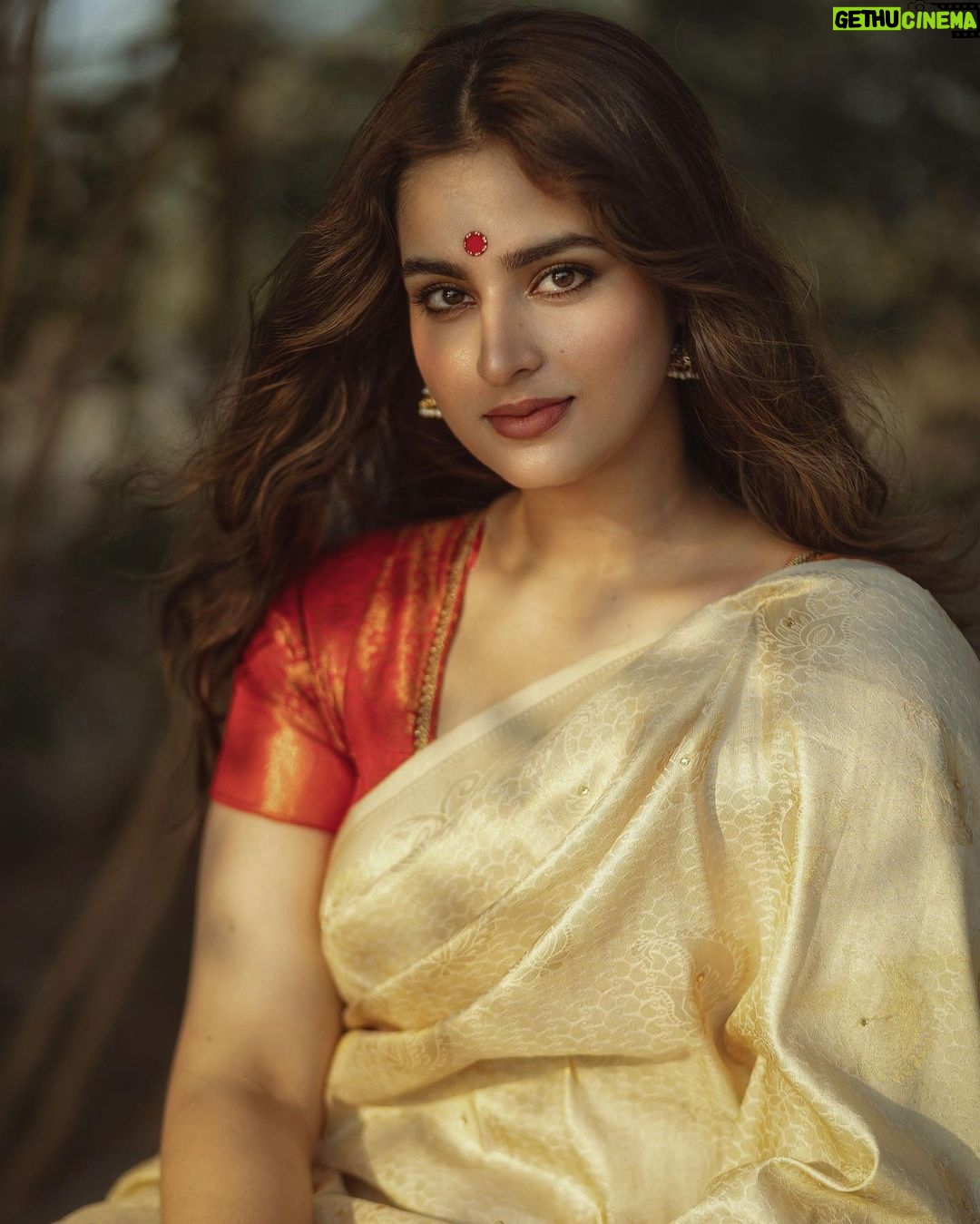 Ayesha Khan Instagram - कहती है इश्क़ दुनिया जिसे , मेरी जान- ए- मन, इस एक लफ़्ज़ में ही छुपी कायनात है. 📷- @theoutcastsoul