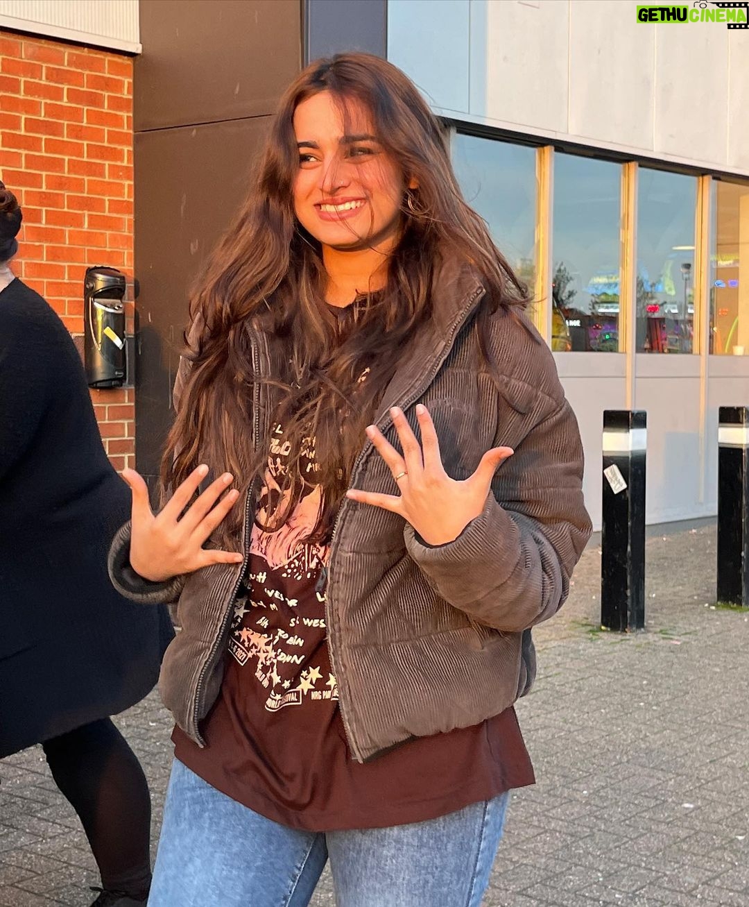 Ayesha Khan Instagram - Send me your playlist 🫰 London, United Kingdom