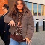 Ayesha Khan Instagram – Send me your playlist 🫰 London, United Kingdom