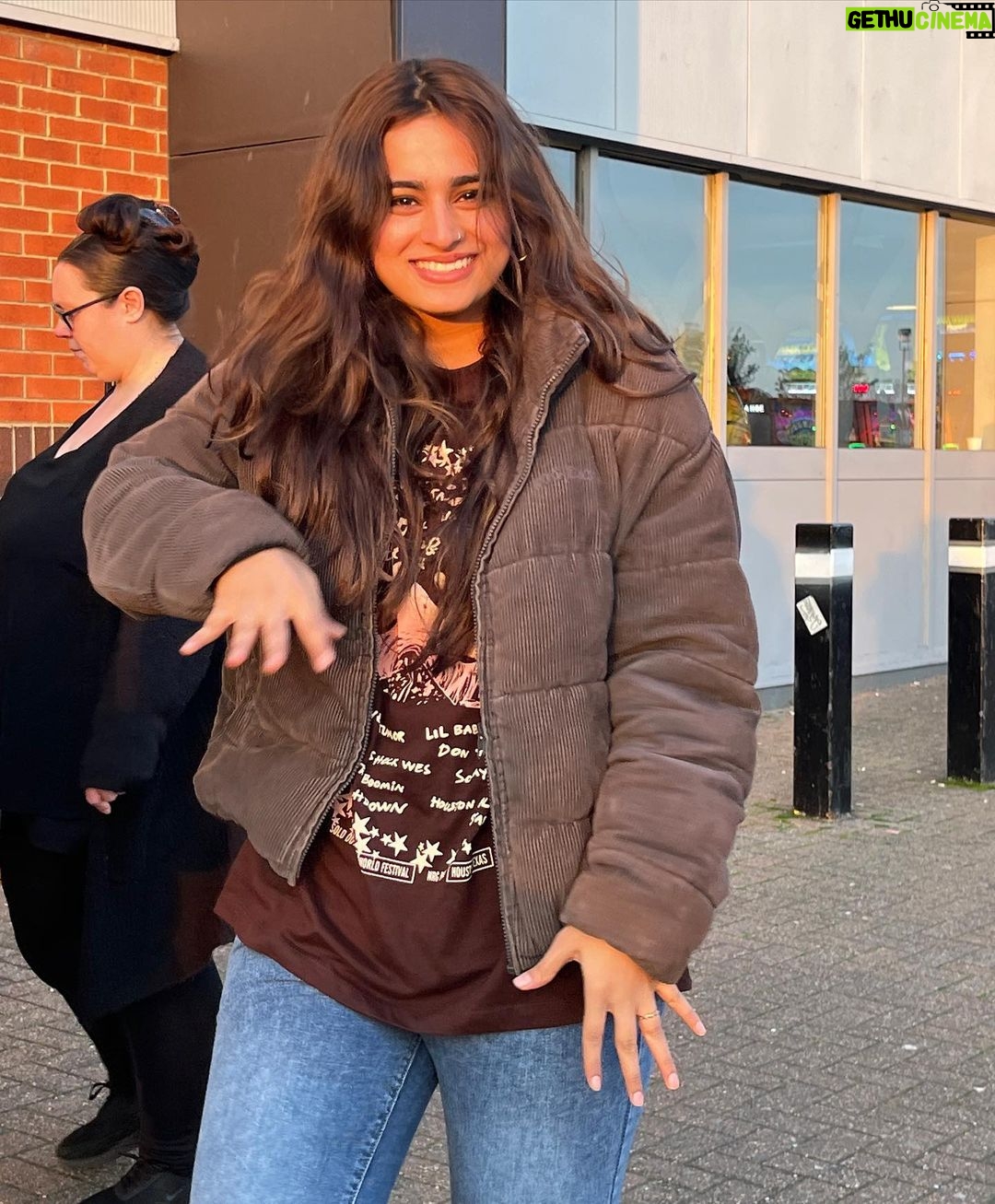 Ayesha Khan Instagram - Send me your playlist 🫰 London, United Kingdom