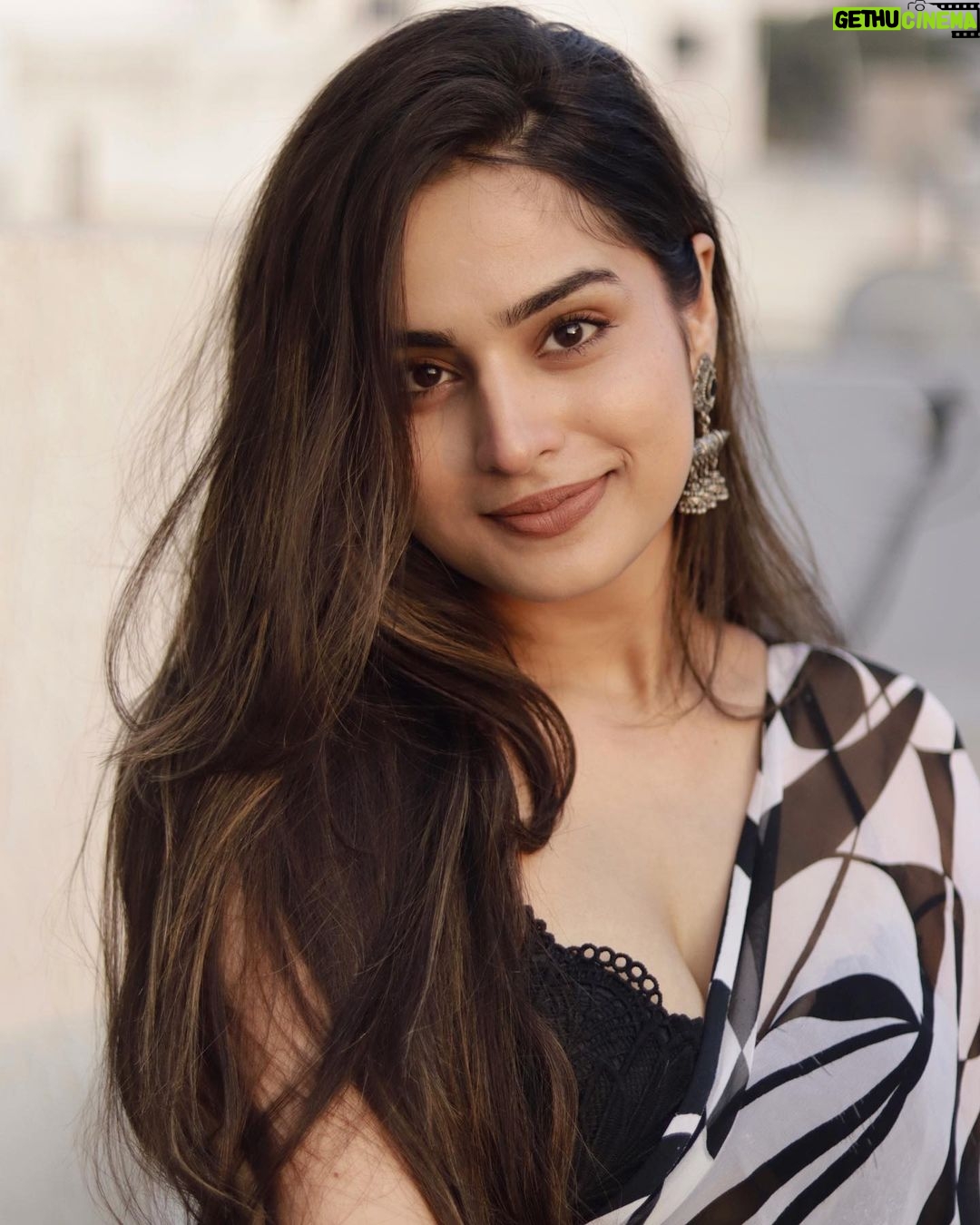 Ayesha Khan Instagram - आओ मिलों चलें. 📷- @kilaruness