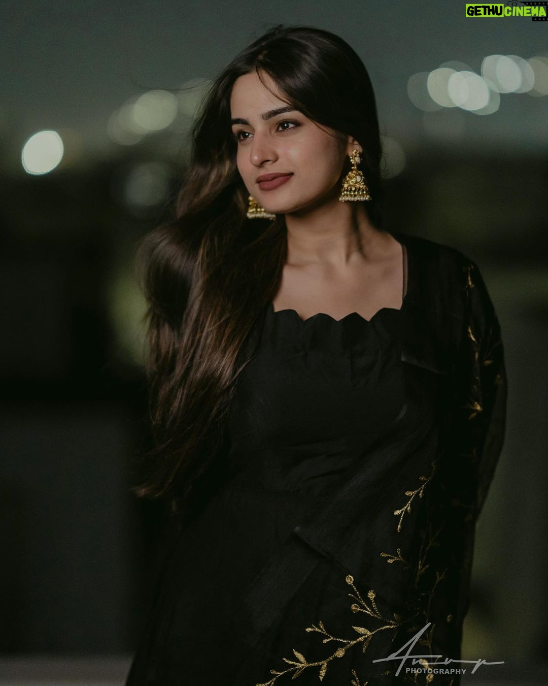 Ayesha Khan Instagram - मैं एक ग़ज़ल तू शायरी❤️✨ . . Outfit- @navya.marouthu Stylist- @sravyalavidi Jewellery- @kushalsfashionjewellery 📷- @_anupphotography