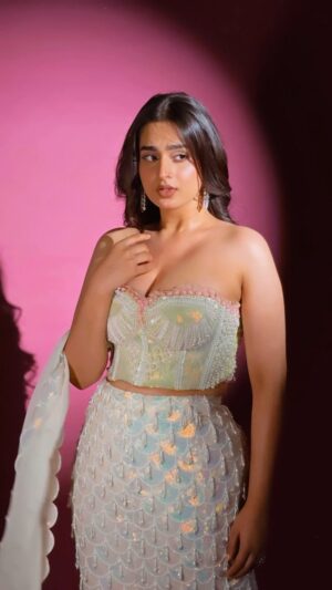 Ayesha Khan Instagram - Hoya mainu pyaar?
.
.
Mua- @komalkumavat_makeovers 
Hair- @gauravhairartist_ 
Stylist- @kmundhe4442 
Wearing- @riantasofficial