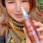 Ayesha Omar Instagram – Freshening up and hydrating with my @ayesha.o.beauty toner between scenes at #bulbulay shoot! Infused with fresh Rose water, mint extract and a lot more herbal goodness. Aasiya and irfan tried it too. It’s absolutely natural and organic and totally safe for kids. Support local products made in Pakistan. We no less than anyone. And let’s keep our falasteen brothers and sisters in our hearts at all times. ❤️

#ayeshaomar #ayeshaobeauty #skin #skincaretips #skincare #hydration #hydratedskin #hydrate #winter #dryskin #natural #organicingredients #organic #instagood #shoot #actor #bts #pakistan #supportlocal #madeinpakistan
