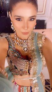 Ayesha Omar Instagram - Har koi yaar nahin hunda… kabhee apna yaar bun kar to dekho… ❤️ @aneekaruknuddinofficial @bcwpakistan @ayesha.o.beauty (nails and skin prep) #ayeshaomar #showstopper #bcw #hbcw23 #lahore #bridal #couture #week #fashion #wedding #weddingseason #december #december2023 #decemberistan #pakistan #actor