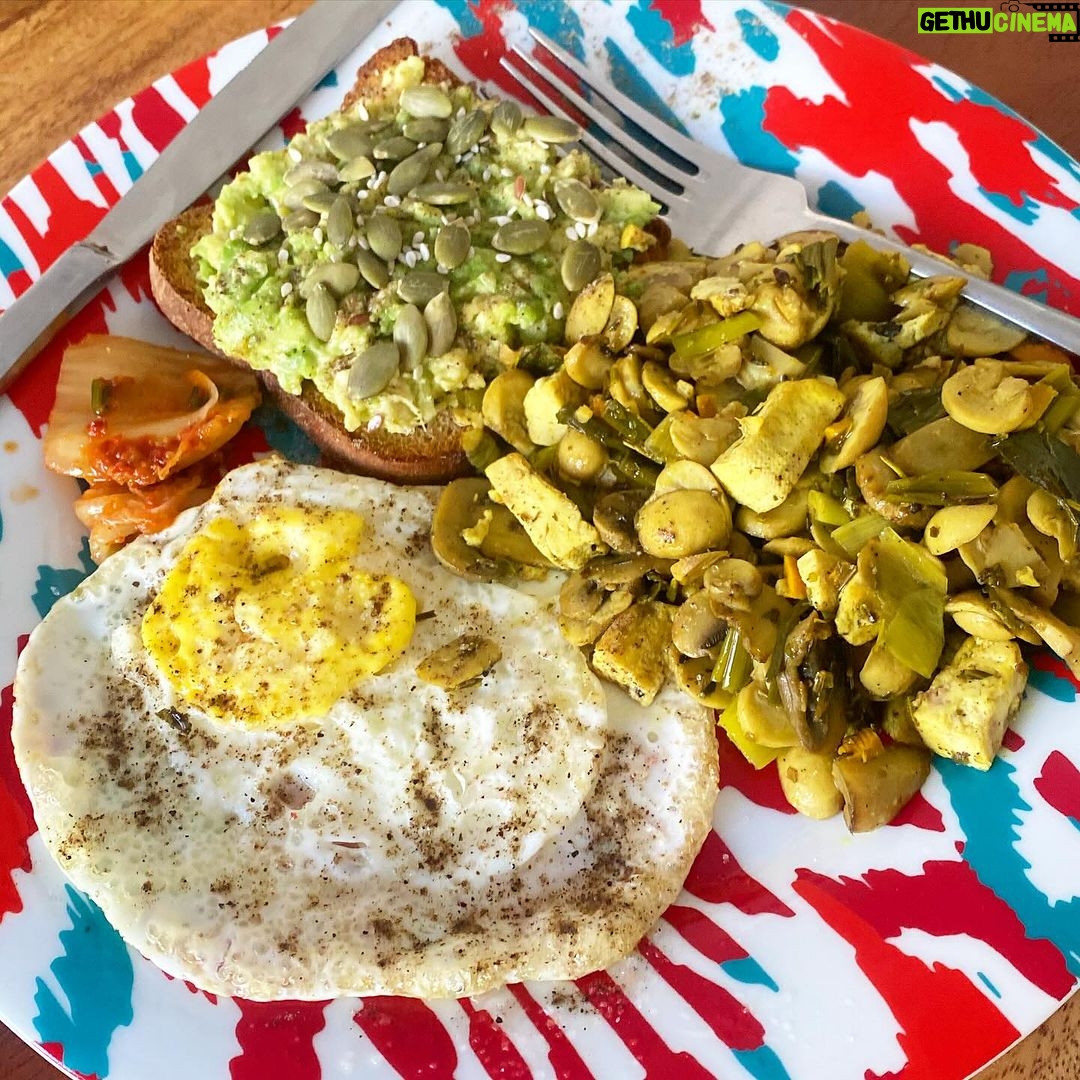 Ayesha Omar Instagram - My super healthy late breakfast(brunch) today β€οΈ (breakfast prepared by me and photo taken by me). This was followed by two bananas mashed up with #cacao and ground cinnamon. And then I hit the gym at 4 pm. πͺπΌ 1. Organic (desi) egg fried in desi Coconut Oil. 2. Avacado on gluten/sugar free toast topped with pumpkin, sesame and flax seeds. 3. Stir fried organic local mushrooms with local tofu and fresh turmeric. 4. Kimchi. 5. Himalayan salt and organic pepper. All local and locally bought ingredients!!!πͺπΌπ΅π° Swipe to see benefits of All these yummy super foods. Photos taken off @pinterest #ayeshaomar #theayeshaomardiet #health #organic #healthy #healthyfood #instagood #instadaily #healthfirst #healthyfood #diet #lifestyle #breakfast #brunch #local #produce #buylocal #supportlocal #pakistan #karachi Karachi - The City of Lights