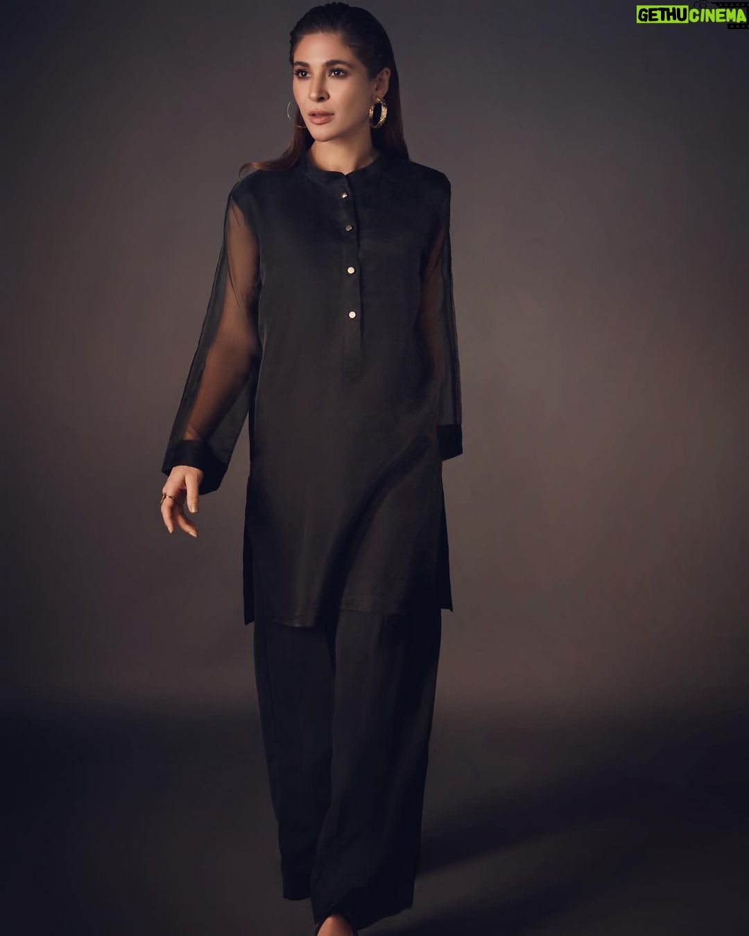 Ayesha Omar Instagram - The “ishq” @ayesha.omar.style.studio organza kurta can be dressed up or down, and can be ordered in black or white. Additionally Get my non toxic candle from @ayesha.o.beauty and immerse yourself in your dreamscapes all winter long. Order now from my website or dm the brand page. 🖤 links in bio. #ayeshaomar #ishq #black #kurta #winter #wardrobe #collection #style #women #fashion #pakistan