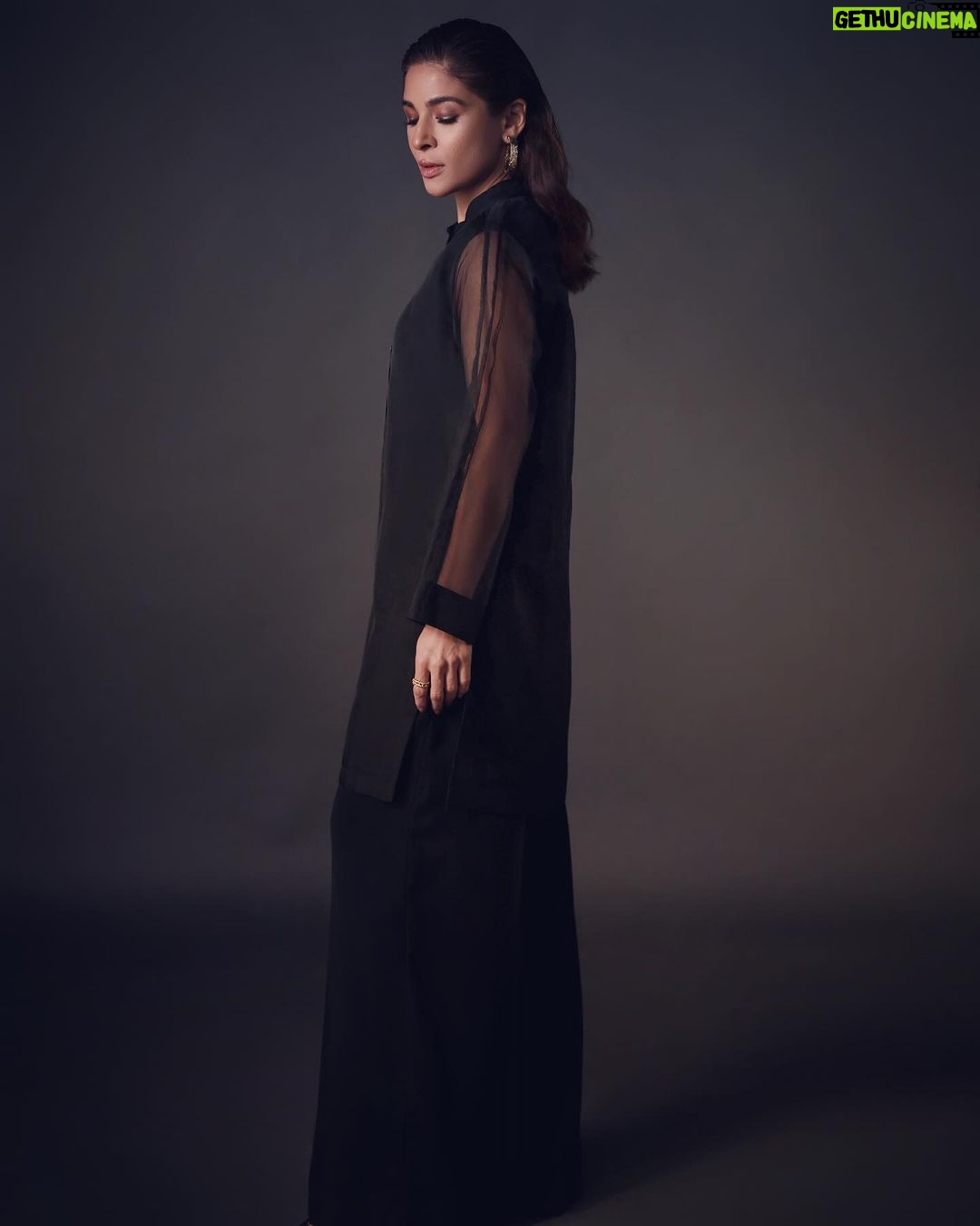 Ayesha Omar Instagram - The “ishq” @ayesha.omar.style.studio organza kurta can be dressed up or down, and can be ordered in black or white. Additionally Get my non toxic candle from @ayesha.o.beauty and immerse yourself in your dreamscapes all winter long. Order now from my website or dm the brand page. 🖤 links in bio. #ayeshaomar #ishq #black #kurta #winter #wardrobe #collection #style #women #fashion #pakistan