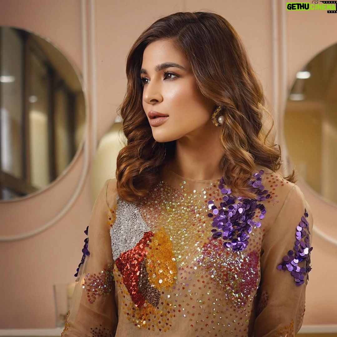 Ayesha Omar Instagram - Naureen Nawaz, the makeup virtuoso, turned an ordinary day into a red-carpet moment. The smokey eye, highlighter, and glossy lip blended seamlessly… Love this look! Thank youuu Naureen 🤍💃🏽 Makeup: @naureennawazofficial Jewelry: @moushe_designs Outfit: @sammykdesigns #NaureenNawaz #NaureenNawazOfficial #ayeshaomar Pakistan