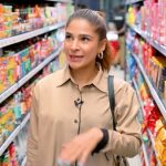 Ayesha Omar Instagram – Hello lovers. Discovered a world of wonders under one roof! From grocery to fresh produce, cosmetics to crockery, this store has it all. A one-stop shop for all your needs, Chase Up now opened in DHA. Wooohooooo 💃🏽🛒 
@chaseupofficial 

#ayeshaomar #shoplocal #shopsmall #shopping #minimart #chaseup