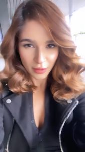 Ayesha Omar Instagram - Bolting backstage in Bolton 😎 @thekaramakeup love my look ✌🏼 #ayeshaomar #boltonstadium #concert #showtime #show #manchester #pakistan #independence #travel #instadaily #style #makeup #hair #goals Manchester, United Kingdom