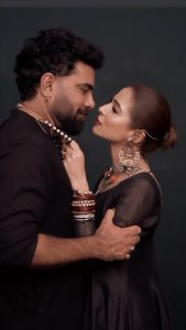 Ayesha Omar Instagram - 🫀all heart… @taxaligate the film is playing in cinemas across Pakistan. Go experience the🔥 @yasir.hussain131 and I for @taxaligate promotions in @ayesha.omar.style.studio With my dream team @arbaqanchangezi @waqar_ahmed_butt @paragonstudioofficial @paragonsalonlhr @kundan.co @ayesha.o.beauty ❤️ Lahore, Pakistan