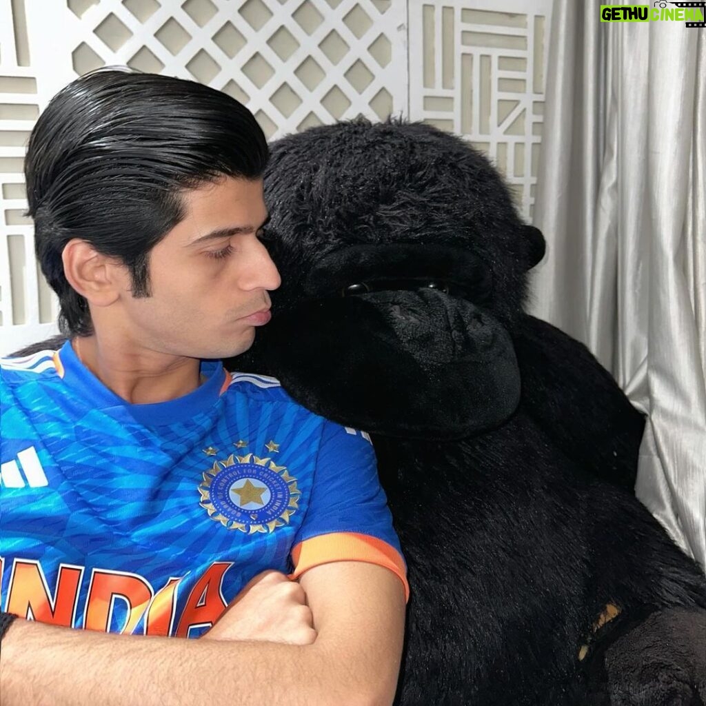Ayesha Singh Instagram - We are extremely proud of our Indian Cricket team for a brilliant performance throughout the tournament and in regards to yesterday ,hard luck! Pictures of togetherness and enjoyment. We Indians will always stand by our team. See you soon❣ PS:- Last picture @ishaanrajeshsingh in serious discussion with dear Gorilla ❣
