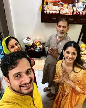 Ayesha Singh Instagram - 🪔Aap Sabhi ko Diwali ki Shubkamnain. Mine was a Simple traditional one with my family in Agra ❣️🧿. 
Outfit @bibaindia ❣️