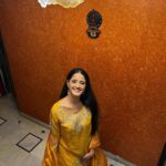 Ayesha Singh Instagram – 🪔Aap Sabhi ko Diwali ki Shubkamnain. Mine was a Simple traditional one with my family in Agra ❣️🧿. 
Outfit @bibaindia ❣️ Agra, Uttar Pradesh