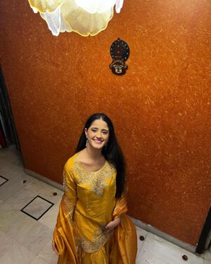 Ayesha Singh Instagram - 🪔Aap Sabhi ko Diwali ki Shubkamnain. Mine was a Simple traditional one with my family in Agra ❣️🧿. 
Outfit @bibaindia ❣️
